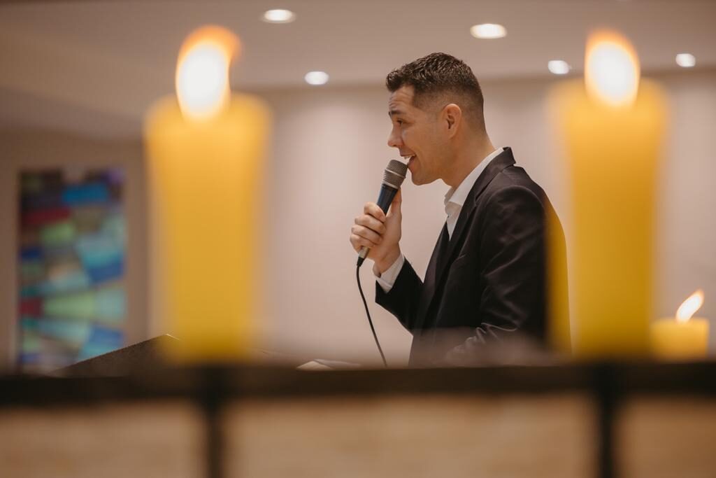 Cerimônia religiosa com velas — Rodolfo Santos cantor
