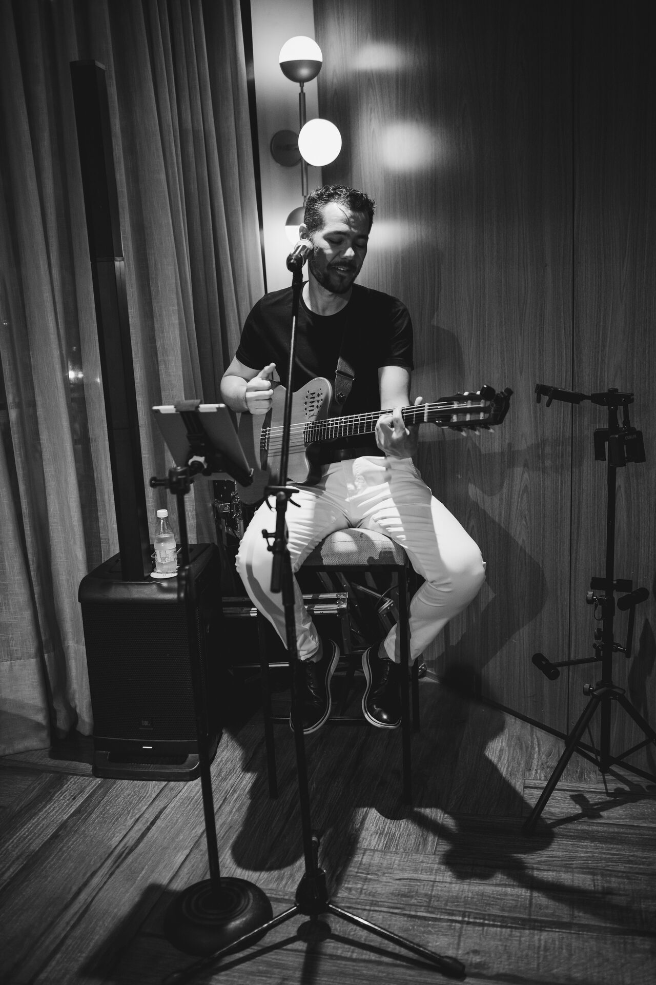 Rodolfo Santos em show íntimo olhando para plateia