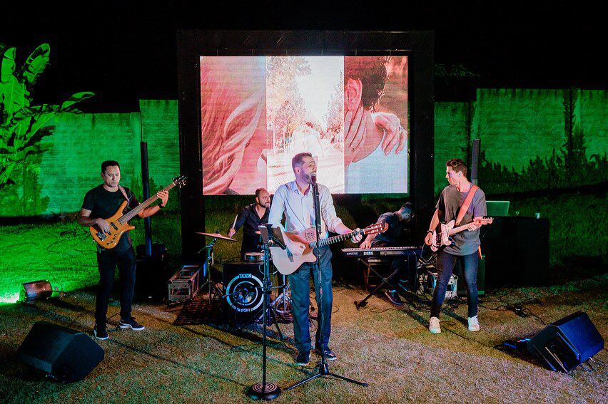 Rodolfo Santos no palco com banda completa